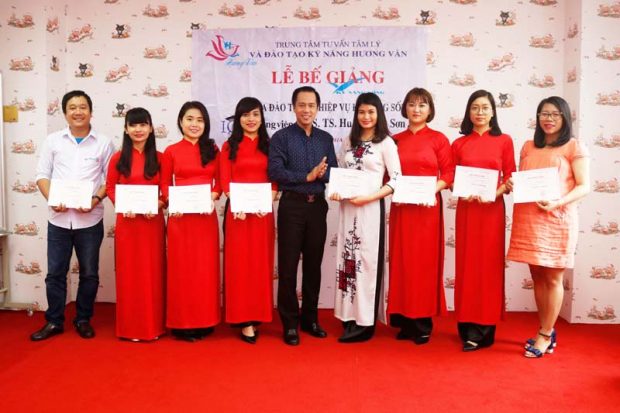 PGS. TS Huỳnh Văn Sơn cùng trải nghiệm với đội ngũ GV của Trung tâm Kỹ năng sống Hương Vân