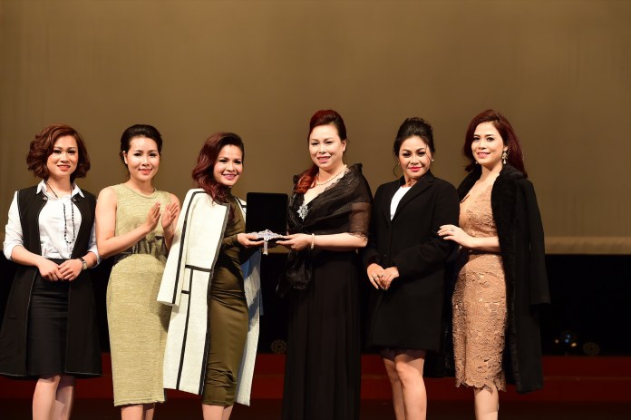 Queen Pearl tặng vòng tinh xảo đấu giá từ thiện tại sự kiện bán kết Hoa hậu Doanh nhân Người Việt Châu Á 2017