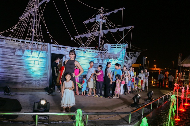 Các nghệ sỹ cùng gia đình thích thú với Lễ hội ‘Cướp biển vùng Caribbean’