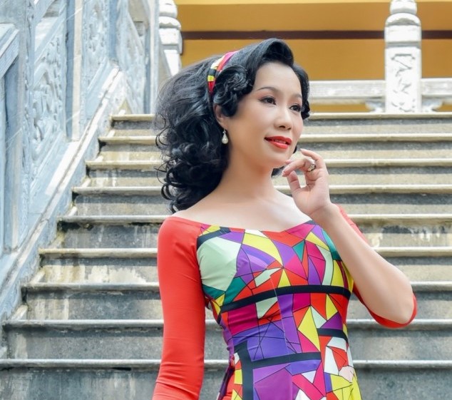 Á hậu Trịnh Kim Chi diện áo dài hóa quý cô kiêu kỳ đón Tết