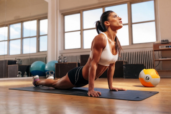 5 bài tập yoga thư giãn trước khi đi ngủ giúp diệt mỡ bụng và cải thiện chứng mất ngủ