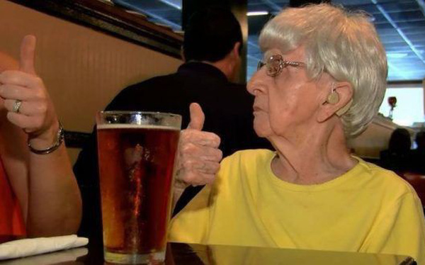 Bí quyết sống lâu độc đáo của cụ bà Mỹ 103 tuổi: Uống bia mỗi ngày