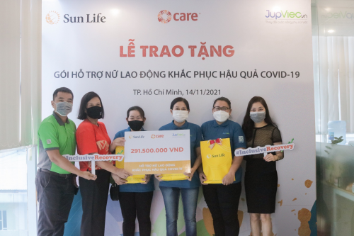 Sun Life Việt Nam và CARE hỗ trợ 265 lao động nữ giúp việc gia đình tại TP.HCM gặp khó khăn do đại dịch COVID-19