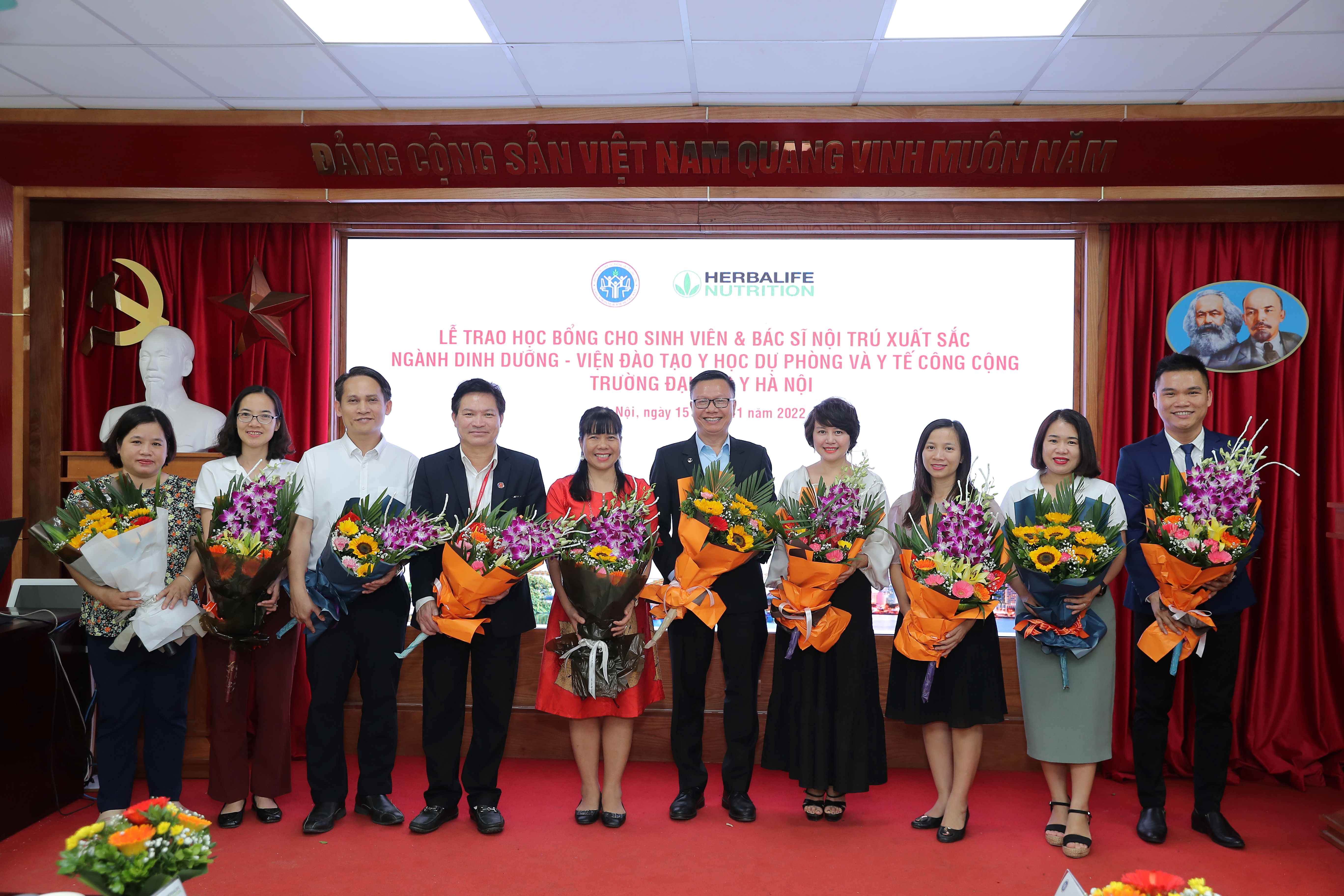 20 sinh viên và bác sĩ nội trú xuất sắc Viện Đào tạo y học dự phòng và Y tế công cộng nhận học bổng từ Herbalife Việt Nam