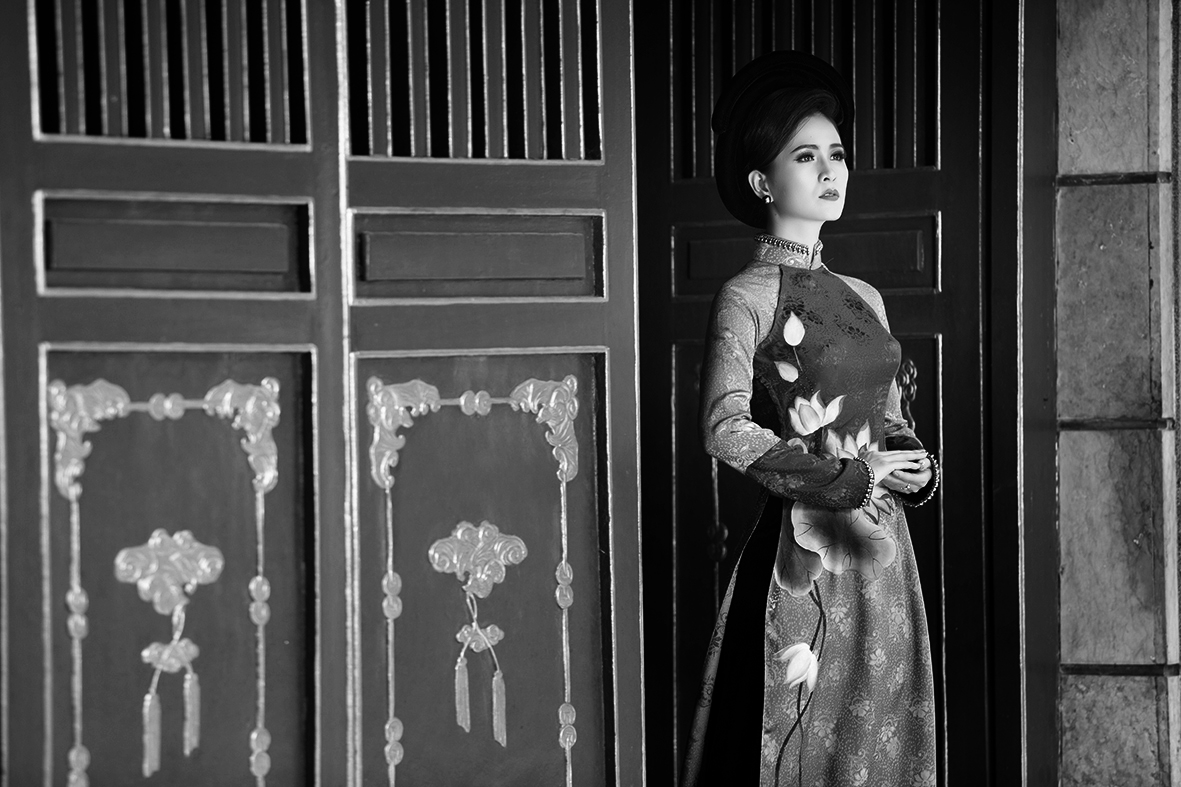 Thùy Trang – yêu kiều với bộ sưu tập áo dài mới họa tiết Hoa Sen của NTK Việt Hùng
