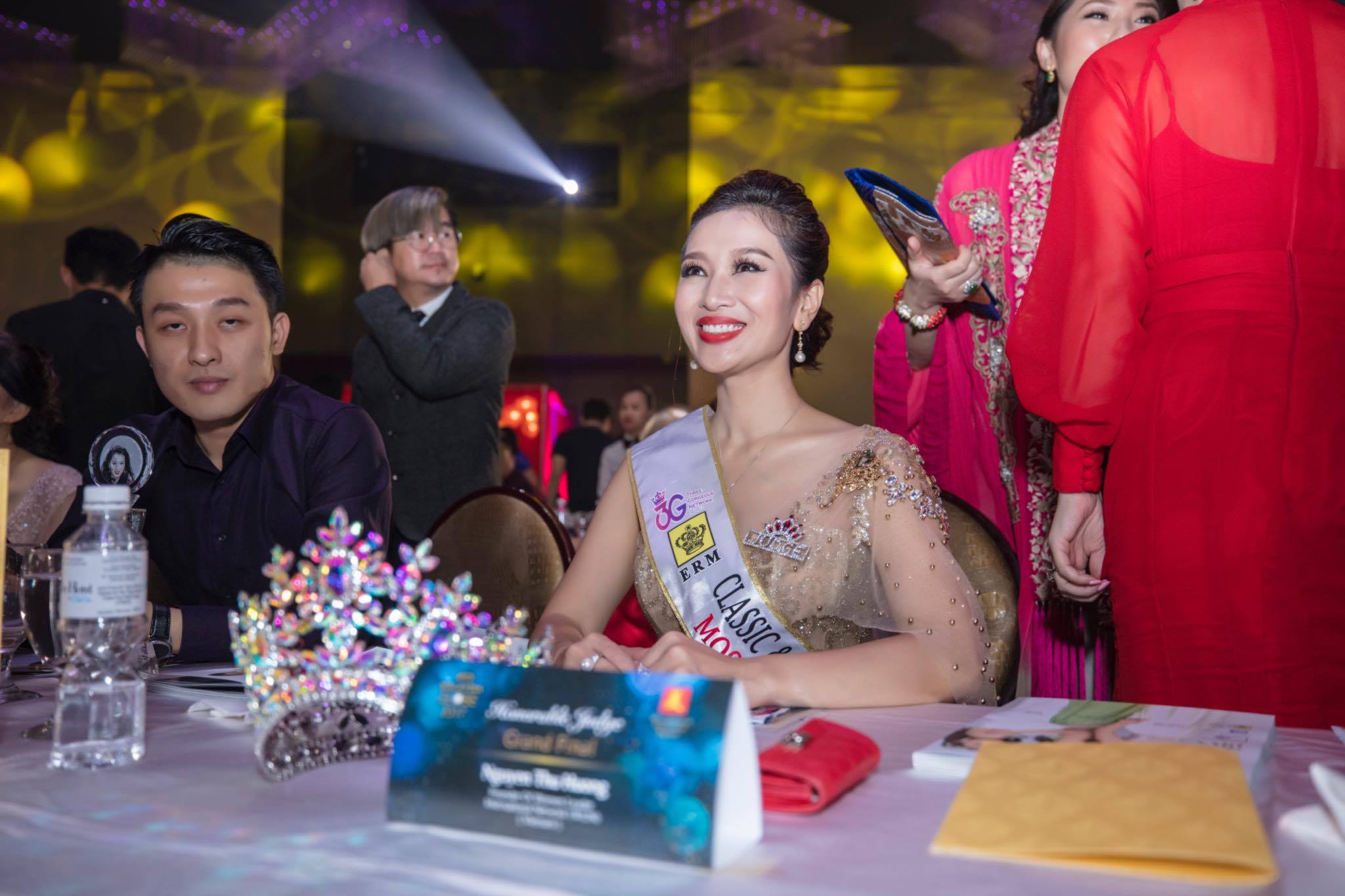 Á hậu Mrs World Nguyễn Thu Hương làm giám khảo Mrs Malaysia & China Global