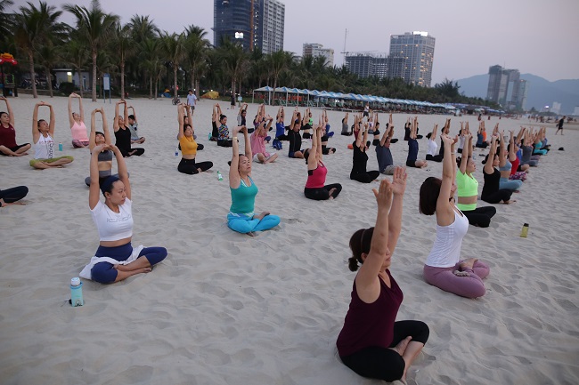 Hoạt động Yoga trên bãi biển được người dân Đà Nẵng yêu thích
