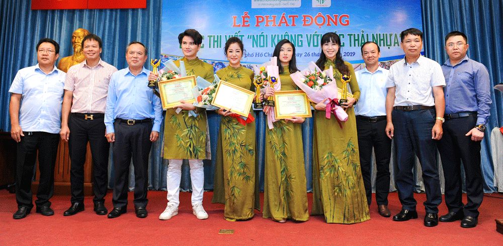 Cùng các nghệ sỹ danh tiếng Việt, Vũ Trần Bảo Nguyên làm đại sứ cuộc thi viết “Nói không với rác thải nhựa”