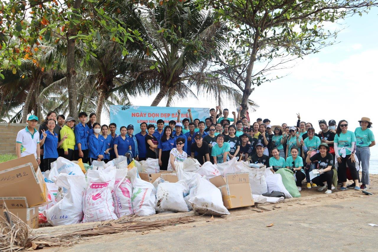 Dọn sạch hơn 1 tấn rác tại bãi biển Long Hải cùng The Body Shop