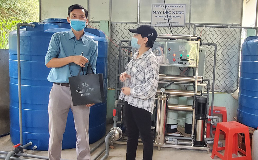 Nghệ sĩ Việt Hương tặng máy lọc nước cho người dân Bến Tre