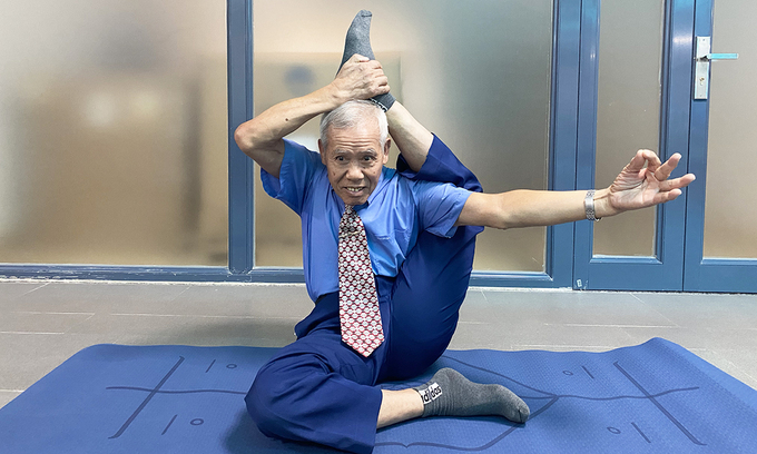 Cụ ông 82 tuổi tập yoga dẻo như không xương