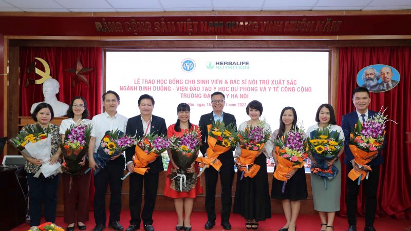 20 sinh viên và bác sĩ nội trú xuất sắc Viện Đào tạo y học dự phòng và Y tế công cộng nhận học bổng từ Herbalife Việt Nam