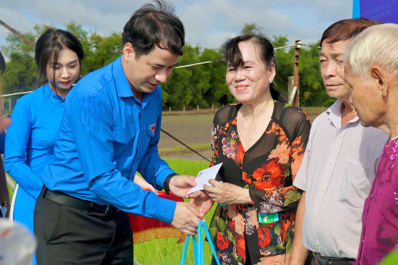 Trồng mới 6.000 cây xanh đô thị tại Long An trong khuôn khổ “Triệu cây xanh – Vì một Việt Nam xanh” năm 2023